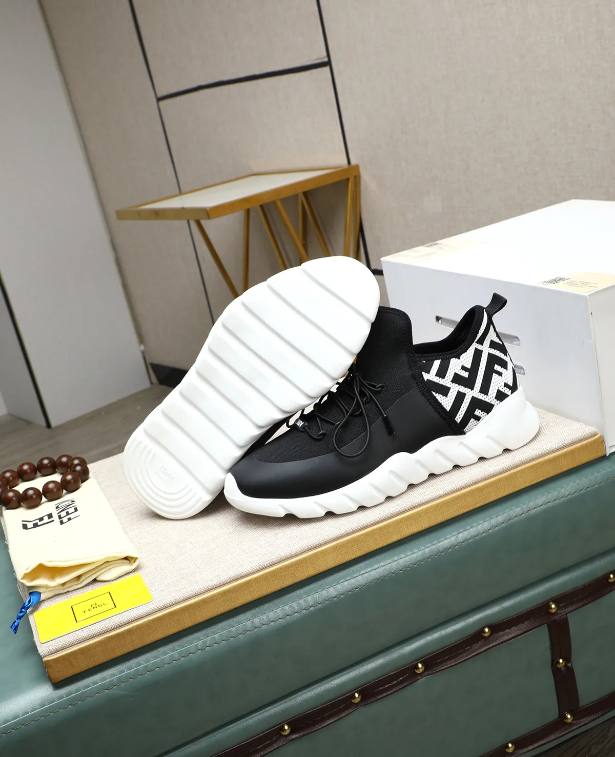 Men's Men's Shoes 💰700 Fendi Fendi's latest Tag series of men's casual mesh sports running shoes, originally purchased and developed, this Tag sports shoe is a one-leg sneaker, made of black high-tech mesh material with gray neoprene details. Oversized FENDI lettering on the side and translucent rubber details. Light and flexible rubber running shoe soles, beautifully packaged at the delivery counter, customized breathable lining, original molded foam rubber outsole, sole thickness: 3.5CM! Size: 39-44 (customized at 38.45.46)